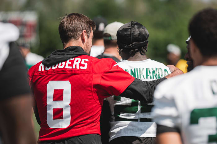 QB Aaron Rodgers with his arm around rookie RB Izzy Abanikanda